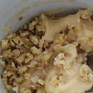 1. Этап. Заварное печенье в шоколаде: 3. Основа теста чуть остыла. Вбивайте в него по одному яйца и хорошо перемешивайте. Потом высыпьте в тесто орехи и еще раз все перемешайте.