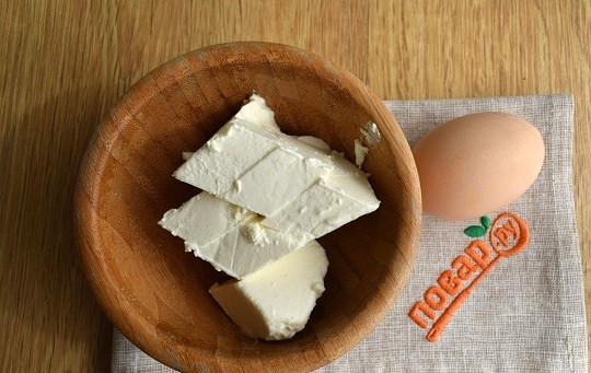 1. Этап. Салат с гренками и сыром: Яйцо отварите вкрутую.