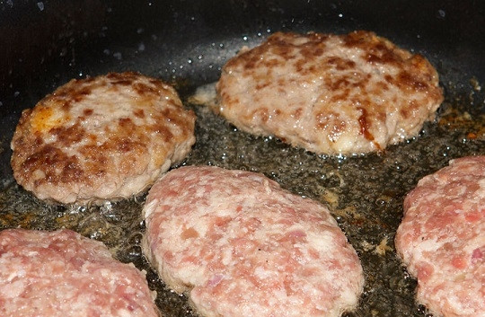 1. Этап. Макароны с котлетами: 6. На сковороде разогрейте немного растительного масла, жарьте котлеты на среднем огне до румяности.