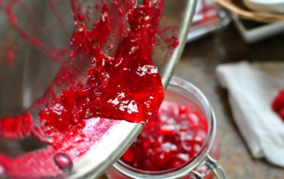 1. Этап. Малиновый джем: 10. Перелейте малиновый джем в чистую сухую банку. Оставьте до остывания (на 3-4 часа).