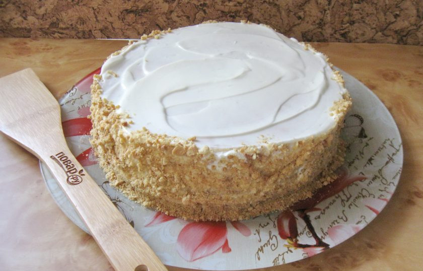 1. Этап. Сметанный торт с медовыми коржами: Посыпьте бока торта крошкой.