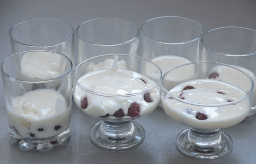 1. Этап. Лимонное парфе: Выложите слой парфе. Уберите в холодильник на 20-30 минут.