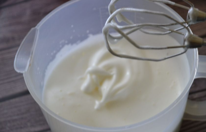 1. Этап. Дакуаз: Отделите белки 5 яиц, взбейте их с сахаром до пены.