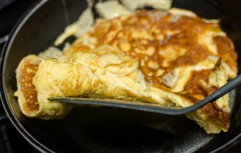 1. Этап. Простой омлет: Аккуратно переворачивайте.