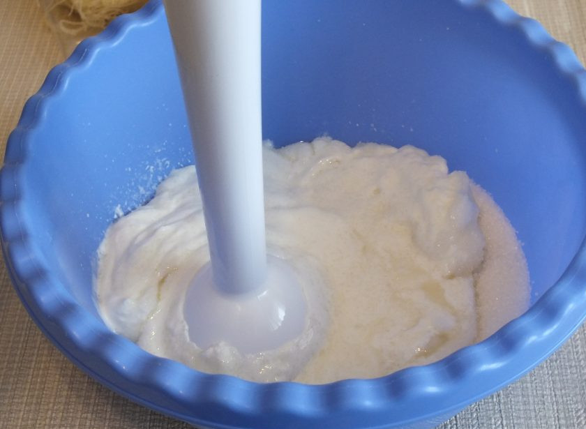 1. Этап. Кнафе: Творог пробейте с сахаром погружным блендером.