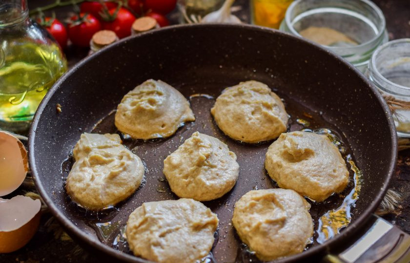 1. Этап. Оладьи на кефире из ржаной муки: Тщательно перемешайте тесто и выложите столовой ложкой в горячую промасленную сковороду.