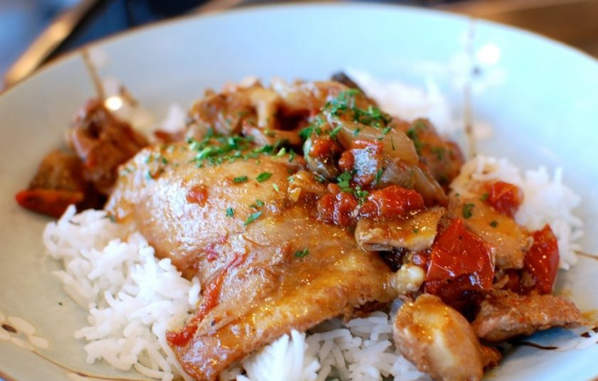 1. Этап. Каччиаторе (курица по-итальянски): 11. Подавайте блюдо горячим, можно с отварным рисом.