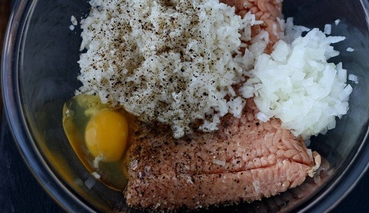 1. Этап. Ежики из куриного фарша с рисом: 1. Первым делом отварите до полуготовности в подсоленной воде рис и остудите немного. Соедините его в глубокой мисочке с фаршем, яйцом, мелко нарезанным луком. Добавьте соль и перец по вкусу. Все как следует перемешайте.