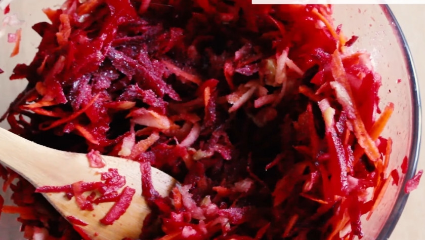 1. Этап. Диетический салат Метёлка: 3. Перемешайте все ингредиенты, добавьте соль и перец по вкусу. Заправьте салат оливковым маслом или майонезом. Приятного аппетита!