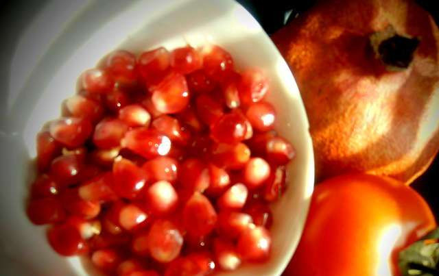 1. Этап. Садж: Вот теперь, когда мясо и овощи пропитались вкусом и ароматом друг друга, мы можем подавать садж к столу. И не забудьте перед подачей посыпать блюдо зернами граната. Приятного аппетита!