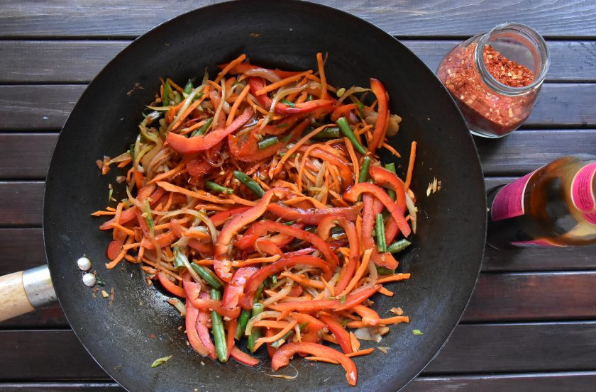 1. Этап. Удон с говядиной в устричном соусе: К обжаренным овощам всыпьте щепотку острого красного перца и влейте пару ст. ложек устричного соуса.