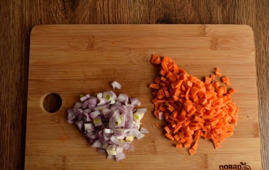 1. Этап. Пшенный суп с грибами: Лук и морковь нарежьте мелкими кубиками.