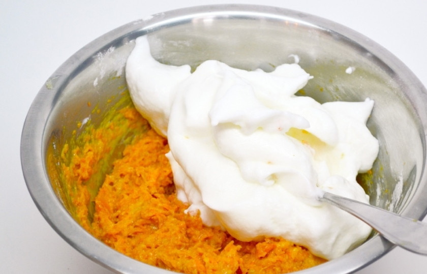 1. Этап. Бисквит с апельсиновым кремом: 1. Морковь отвариваем и очищаем, натираем на терке. В миску вбиваем только желтки, растираем их с сахаром. Добавляем морковь, куркуму, муку. Белки взбиваем до образования пышной массы, аккуратно вводим их к остальному тесту.