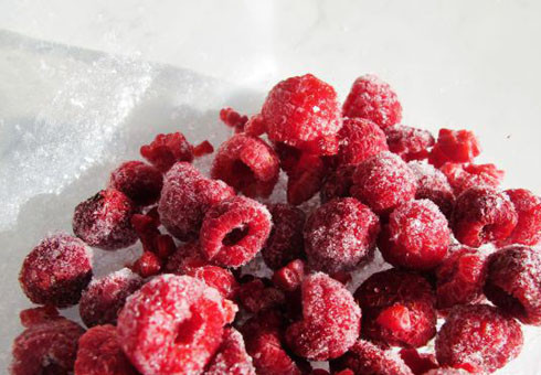 1. Этап. Малиновые пирожки: 4. Чтобы тесто не было влажным от сока, ягоды необходимо соединить не только с сахаром (в данном случае используется сахарная пудра), но и добавить немного крахмала. Аккуратно все перемешать, чтобы не помять малину.