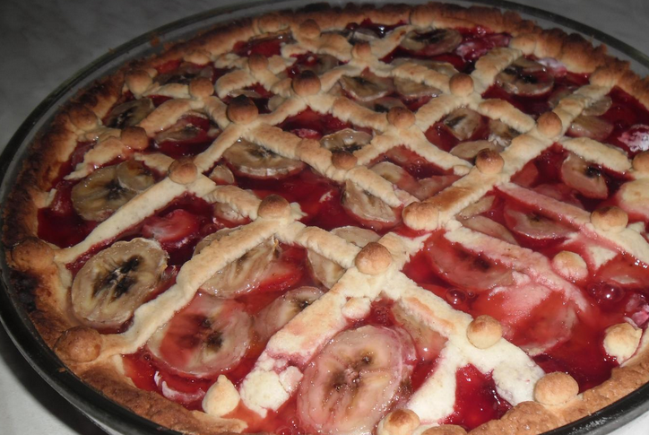 1. Этап. Клубнично-банановый пирог: Выпекаем пирог в духовке примерно 20-30 минут до красивого румяного цвета.