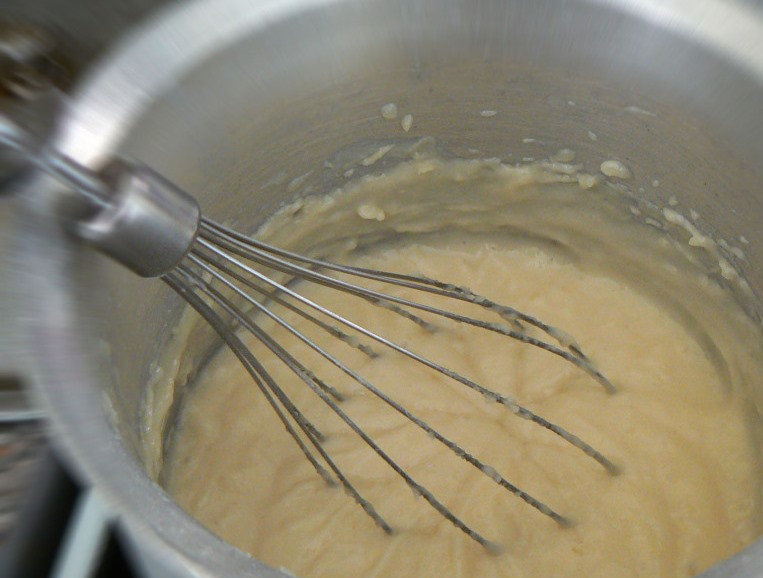 1. Этап. Черничный пудинг: Смешайте сметану, муку, 200 гр сахара и ванильный сахар и проварите на водяной бане до загустения.