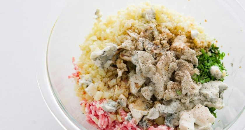 1. Этап. Японские пельмени Гедза с горгонзолой: 2. В миску выложите цветную капусту, свиной фарш, измельченный чеснок и лук, крупные куски сыра, 1 столовую ложку соевого соуса, поджаренное кунжутное масло, черный молотый перец.