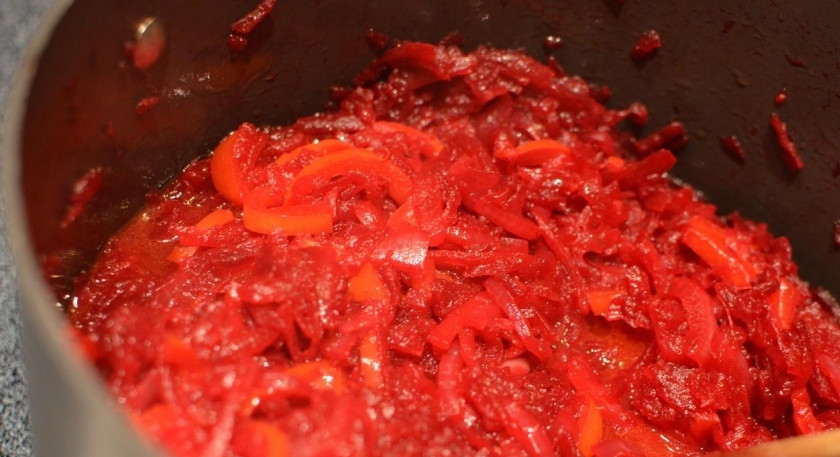 1. Этап. Салат из свеклы на зиму: Затем готовим маринад. Для этого в большую кастрюлю нальем воды, уксуса, оливкового масла, добавим сахар, соль и доведем все до кипения. Затем в маринад опускаем лук и перец. Варим все около 10 минут, далее кладем свеклу и варим все еще около 15 минут. Все хорошенько перемешаем. Затем кастрюлю снимаем с огня.