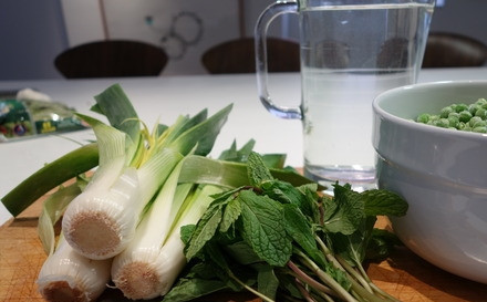 1. Этап. Суп-пюре из горошка с мятой: 1. Вымойте, обсушите порей и мяту. В небольшой кастрюльке доведите до кипения воду.