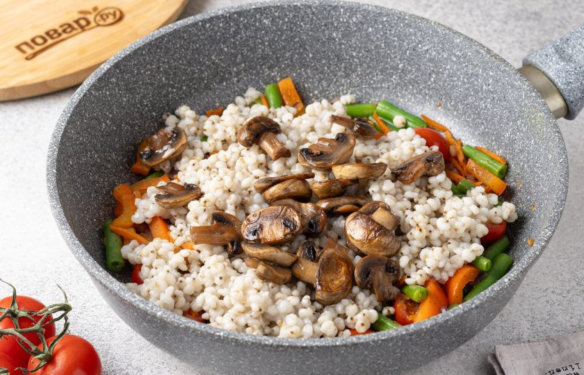 1. Этап. Сорго с грибами и овощами: Затем добавьте сорго и жареные шампиньоны, все аккуратно перемешайте и прогрейте вместе еще 1-2 минуты.