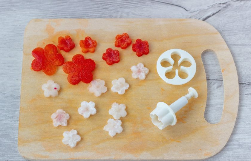 1. Этап. Салат Цветочная поляна: Вырубками сделайте цветы из овощей.