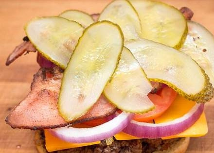 1. Этап. Бургеры из мраморной говядины: Затем — бекон и пластинки огурца.