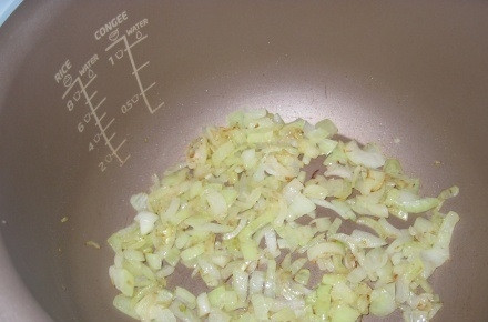 1. Этап. Гречка с фаршем в мультиварке: Лук очищаем, мелко нарезаем. В чашу мультиварки наливаем оливковое масло и кладем в него лук. Ставим режим 