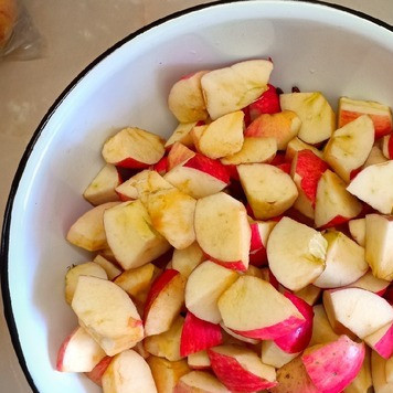 1. Этап. Компот из яблок и мяты: Яблоки помыть, вырезать сердцевину и разрезать на дольки.