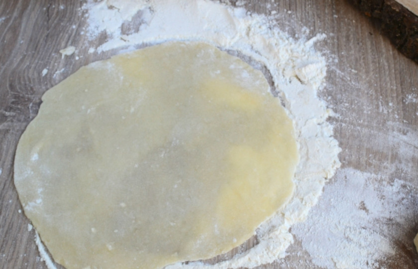 1. Этап. Торт Парижский коктейль: Разделите его на 10 частей. Каждую часть раскатайте как можно тоньше. Не бойтесь, рваться такое тесто не будет, главное не забудьте предварительно присыпать мукой рабочую поверхность. Выпекайте каждый корж в разогретой до 200 градусов духовке по 2-3 минуты.