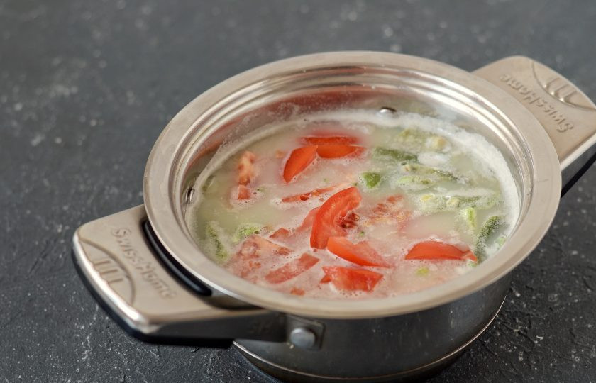 1. Этап. Детокс суп: Помидоры нарежьте дольками, добавьте вместе с брокколи и стручковой фасолью. Варите суп до готовности примерно 10-15 минут на медленном огне. В конце варки налейте в кастрюлю горячее соевое молоко, добавьте соль и перец по вкусу.