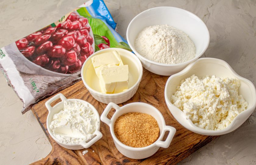 1. Этап. Творожные рогалики с вишней: Подготовьте все необходимые ингредиенты для приготовления рогаликов с вишней.