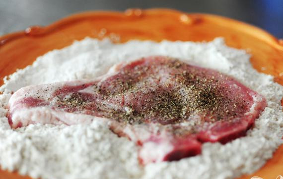 1. Этап. Свиная отбивная: Обвалять отбивные в смеси муки и перца.