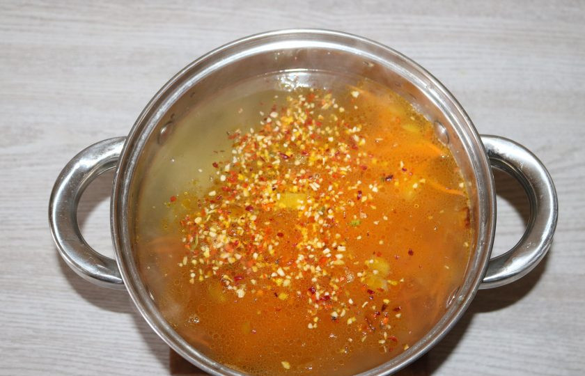 1. Этап. Экономный суп: Добавьте обжаренные морковь с луком. Посыпьте приправой для супа.