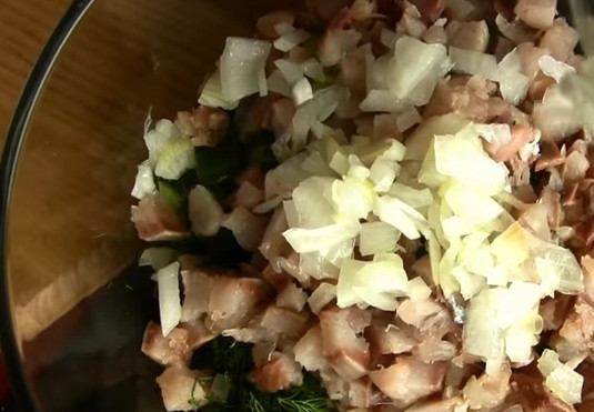 1. Этап. Селедочный тарендис: 5. Филе нарежьте мелкими кубиками и соедините с остальными нарезанными ингредиентами, всё перемешайте.