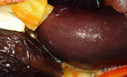 1. Этап. Баклажаны на зиму с помидорами: 4. Периодически помешиваем, чтобы сок равномерно распределялся на все овощи.