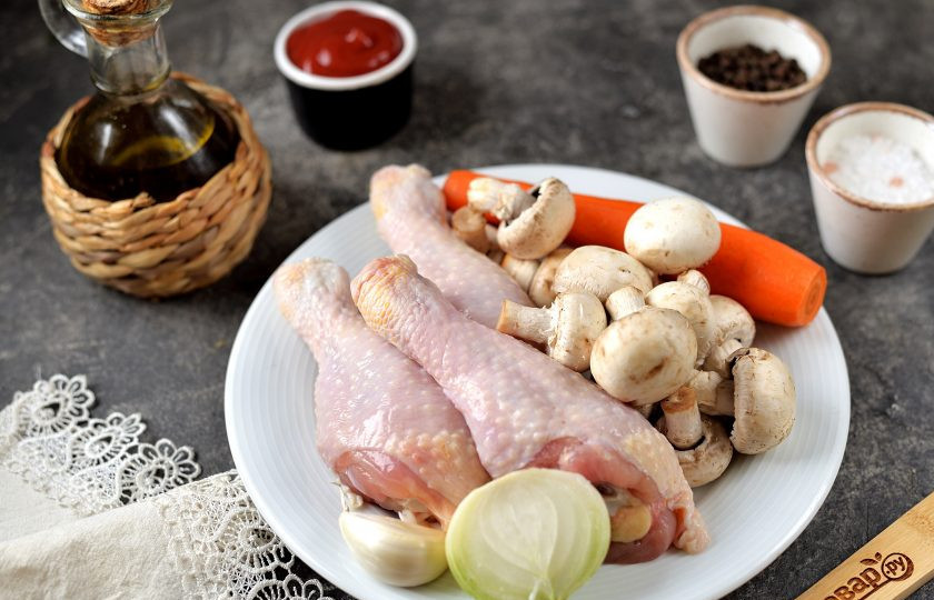 1. Этап. Куриные голени тушеные в томатном соусе с грибами: Подготовьте необходимые ингредиенты. Лук, чеснок и морковь почистите, помойте вместе с грибами и куриными ножками, обсушите.