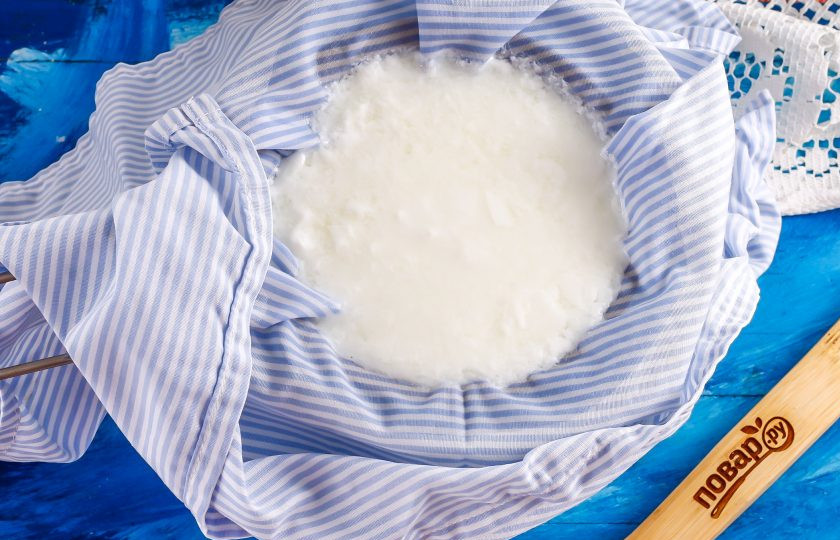 1. Этап. Домашняя сметана из козьего молока: Застелите ситечко чистой тканью или двойным, тройным слоем марли. Перелейте в него все содержимое кастрюли. Аккуратно соберите края ткани и закрутите в узелок, чтобы сыворотка стекла. Подвесьте узелок на 2-3 часа, чтобы удалить лишнюю влагу.