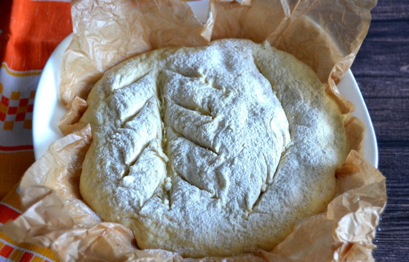 1. Этап. Кукурузный хлеб на дрожжах: Слегка присыпьте поверхность теста мукой и сделайте надрезы острым ножом или лезвием бритвы, чтобы пар в процессе выпечки мог выходить.