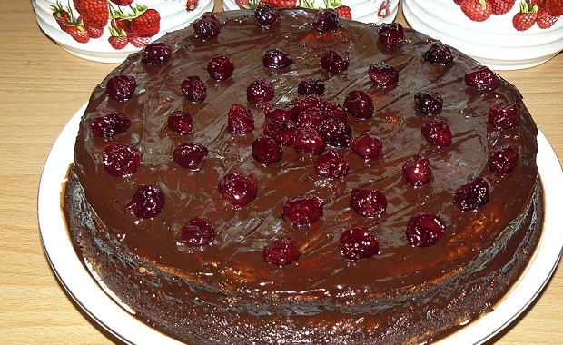 1. Этап. Торт Пьяная вишня классический: 8. Выньте торт из холодильника. Полностью залейте его подостывшей глазурью. Поставьте обратно в холодильник на 15 минут, чтобы глазурь застыла. После чего украсьте вишней по вашему желанию. Торт «Пьяная вишня» классический готов!