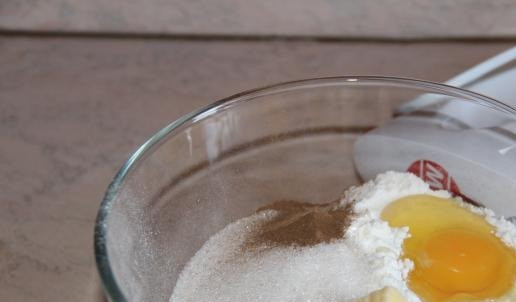 1. Этап. Пасхальный шоколадный заяц: Складываем все продукты, кроме шоколада, в миску.