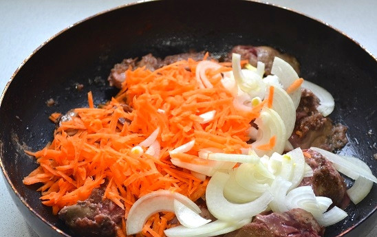 1. Этап. Куриная печень в апельсиновом соусе: 8. После добавьте овощи в сковороду.