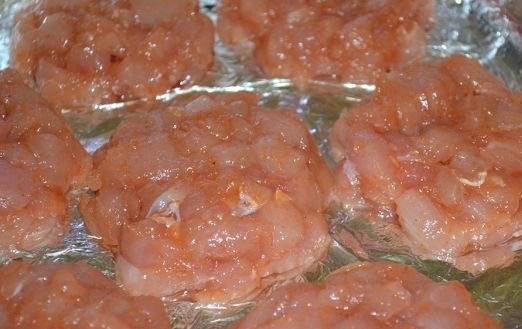 1. Этап. Куриные медальоны: Подготавливаем противень: укладываем фольгой и смазываем маслом. Формуем «медальоны» из фарша, как показано на фотографии.