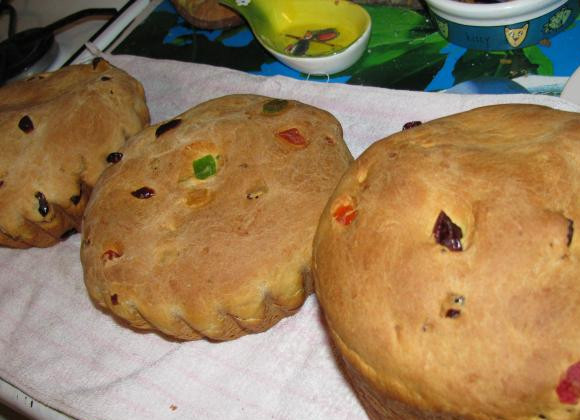 1. Этап. Тыквенный кулич: Выпекаем куличи в духовке при температуре 180 градусов. Когда куличи зарумянятся, проверьте их готовность с помощью деревянной зубочистки. Она должна быть сухой. Испеченные куличи необходимо охладить и украсить глазурью.