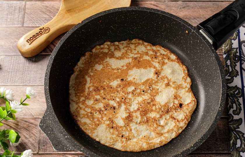 1. Этап. Диетические блины из овсяной муки: Жарьте блинчики с двух сторон.