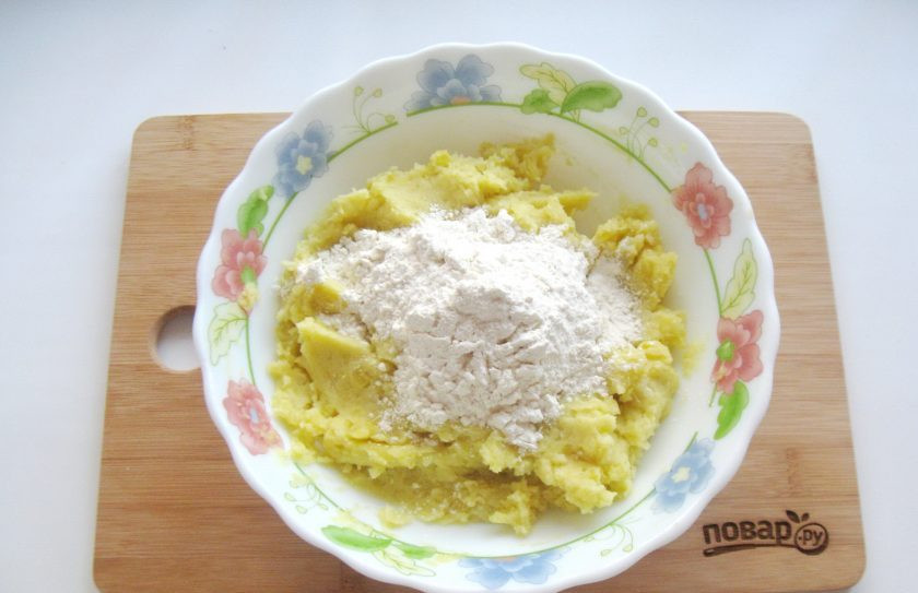 1. Этап. Жареные картофельные пирожки с квашеной капустой: Добавьте муку.