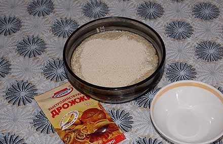 1. Этап. Пирожки с луком и яйцом на дрожжевом тесте: 1. В небольшой мисочке соедините сахар и дрожжи. Добавьте теплую сыворотку, перемешайте и оставьте минут на 7-10.