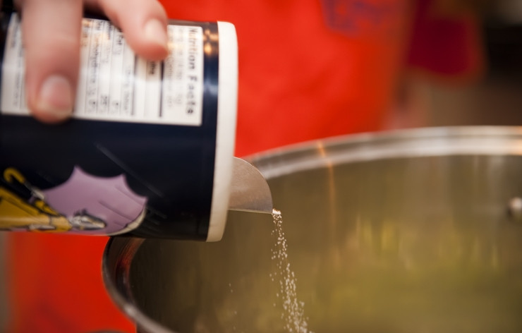 1. Этап. Фасолевый суп с мясом: Как только бобы станут мягче, начинайте добавлять овощи, лавровый лист, соль и перец по вкусу. Аккуратно перемешать все вместе, и пусть суп поварится еще от 45 минут до часа.