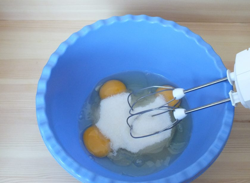 1. Этап. Заливной пирог с клубникой: Яйца с сахаром взбейте в пену.