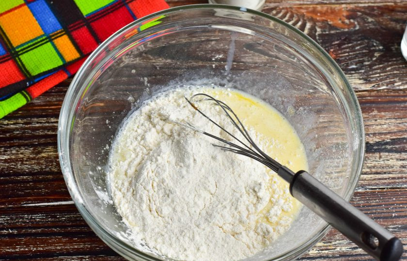 1. Этап. Блины Неженка: Всыпьте частями муку.