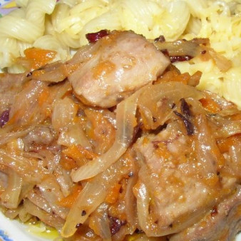 Тушеная индейка с луком